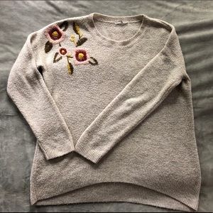 Oversized beige sweater with floral embroidery